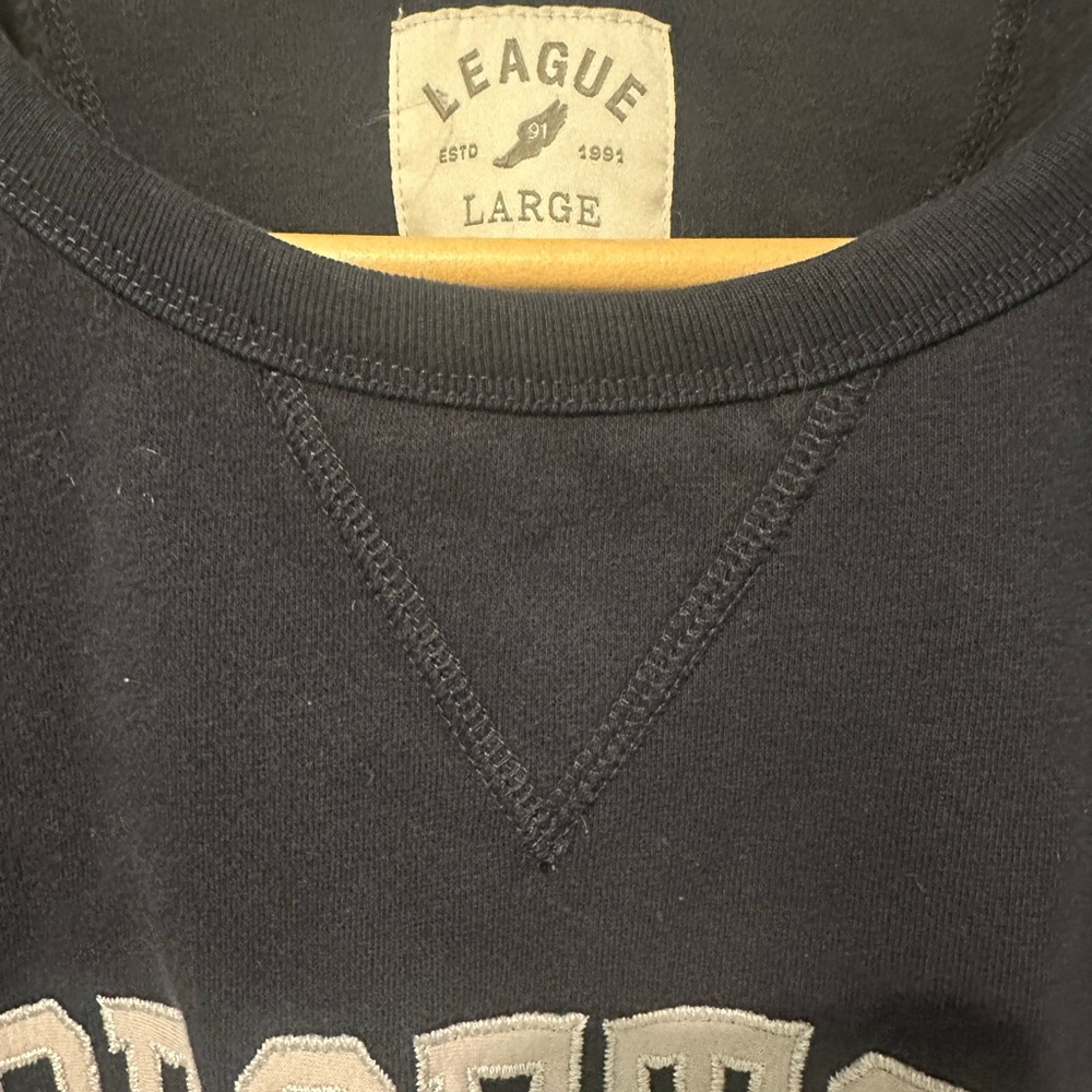 League Men's Navy Georgetown Sweater Size L - Picture 2 of 3